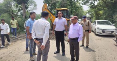 अर्ध कुंभ मेला-2027: मंडलायुक्त ने निर्माण कार्यों का किया स्थलीय निरीक्षण