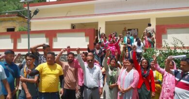 सीएचसी थराली में सुविधाओं की मांग को लेकर प्रधान संघ का प्रदर्शन, उग्र आंदोलन की चेतावनी