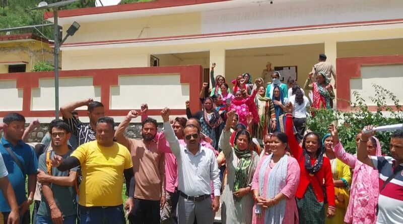 सीएचसी थराली में सुविधाओं की मांग को लेकर प्रधान संघ का प्रदर्शन, उग्र आंदोलन की चेतावनी