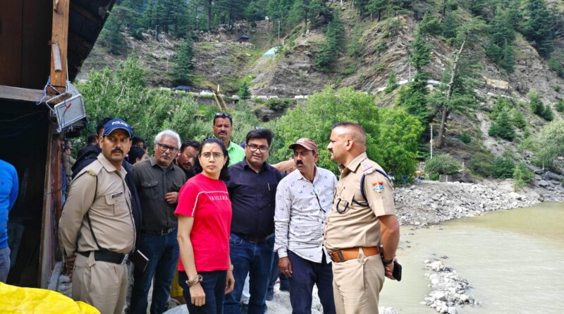 हर्षिल में बाढ़ सुरक्षा कार्यों का एडीएम ने किया निरीक्षण, दिए आवश्यक निर्देश