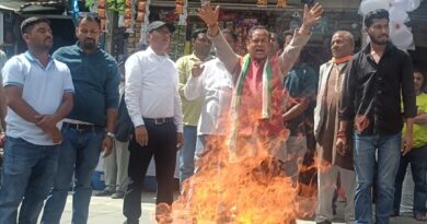 बदरीनाथ धाम में चढ़ावे की चोरी पर कांग्रेस का प्रदर्शन, बीकेटीसी भंग करने की मांग