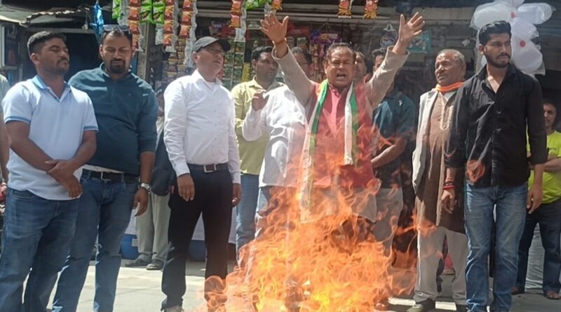बदरीनाथ धाम में चढ़ावे की चोरी पर कांग्रेस का प्रदर्शन, बीकेटीसी भंग करने की मांग
