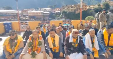 बदरीनाथ धाम में चढ़ावा चोरी की निष्पक्ष जांच की मांग को लेकर कांग्रेस का मौन उपवास व धरना