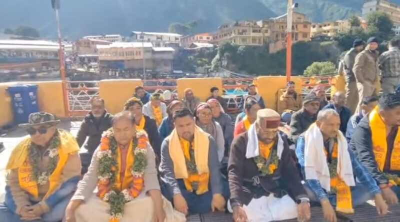 बदरीनाथ धाम में चढ़ावा चोरी की निष्पक्ष जांच की मांग को लेकर कांग्रेस का मौन उपवास व धरना