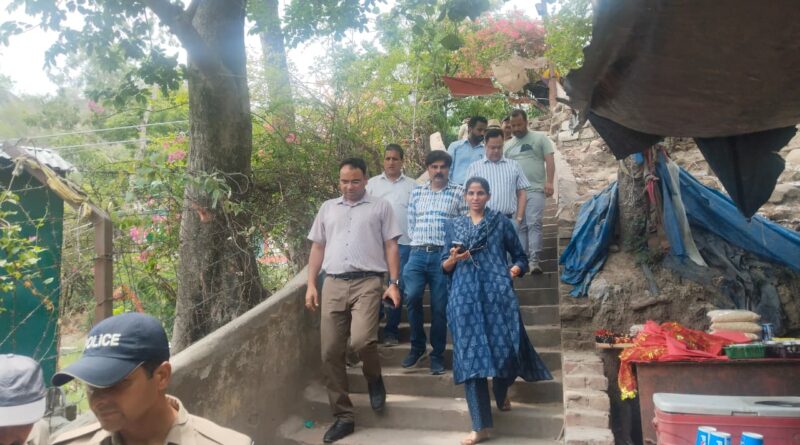 अर्धकुंभ मेला-2027: प्रमुख मंदिरों तक पैदल मार्गों व फुटपाथों के निर्माण का मेलाधिकारी ने किया निरीक्षण
