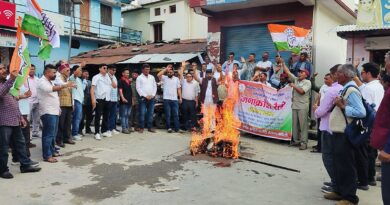 देवाल में कांग्रेस की जन आक्रोश रैली, विभिन्न मांगों को लेकर सरकार का पुतला फूंका