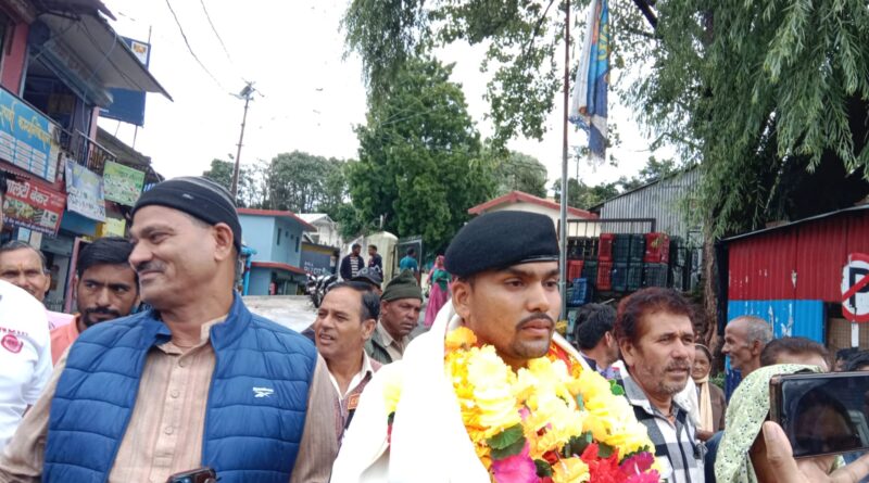 एवरेस्ट विजेता एनएसजी कमांडो राहुल नेगी का पोखरी में भव्य स्वागत