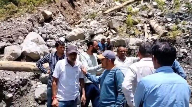 राड़ी के ग्रामीणों के विरोध से थराली-कुराड़-पार्था मोटरमार्ग खोलने का कार्य फिर रुका