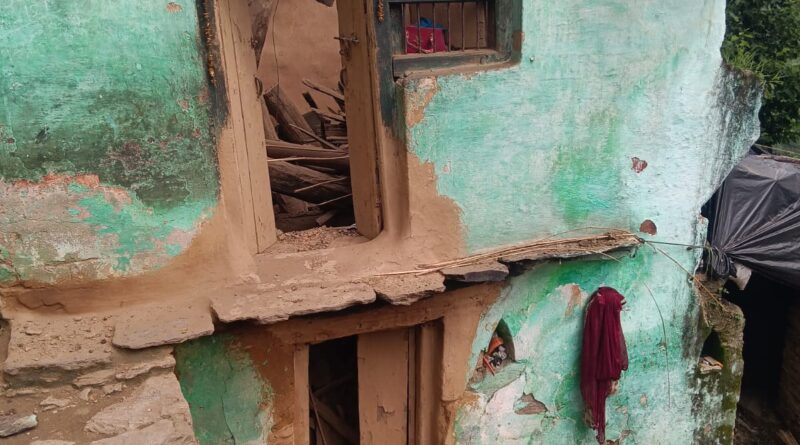 पोखरी के जौरासी मेंभरभराकर गिरा मकान, परिवार बाल-बाल बचा