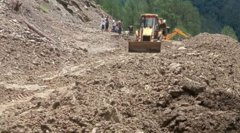 भारी बारिश से थराली क्षेत्र की कई सड़कें बाधित, दोपहर बाद बहाल हुआ यातायात
