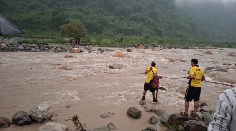 आसमानी आफत -नदी में फंसे सात लोगों का सुरक्षित रेस्क्यू, सम्पूर्ण उत्तराखंड में हाई अलर्ट, स्कूल बंद