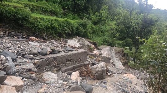 पोखरी : डंपिंग जोन का मलबा पागल गदेरे में बहा, किसानों के खेत और सिंचाई नहर तबाह