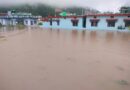 गौचर : लंबे इंतजार के बाद मूसलाधार बारिश, गर्मी से राहत लेकिन घरों और दुकानों में घुसा पानी गौचर : लंबे इंतजार के बाद मूसलाधार बारिश, गर्मी से राहत लेकिन घरों और दुकानों में घुसा पानी
