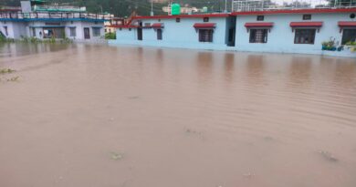 गौचर : लंबे इंतजार के बाद मूसलाधार बारिश, गर्मी से राहत लेकिन घरों और दुकानों में घुसा पानी गौचर : लंबे इंतजार के बाद मूसलाधार बारिश, गर्मी से राहत लेकिन घरों और दुकानों में घुसा पानी