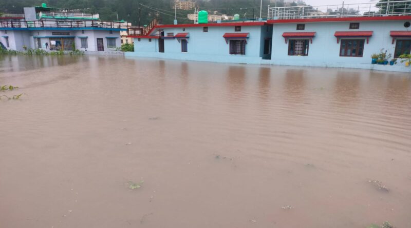 गौचर : लंबे इंतजार के बाद मूसलाधार बारिश, गर्मी से राहत लेकिन घरों और दुकानों में घुसा पानी