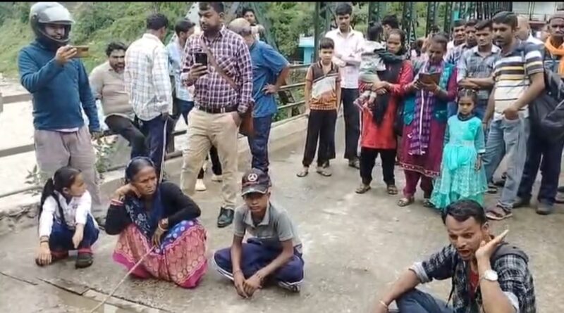 जच्चा-बच्चा की मौत की जांच में देरी पर थराली पुल पर धरने पर बैठा पीड़ित परिवार
