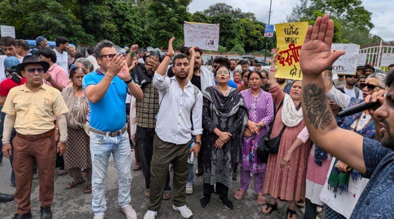 दिल्ली में  लाठीचार्ज के खिलाफ देहरादून में प्रदर्शन