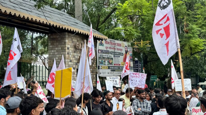 दिल्ली में  छात्रों पर लाठीचार्ज के विरोध में देहरादून में एसएफआई का प्रदर्शन, राष्ट्रपति के नाम भेजा ज्ञापन