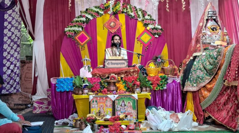 बमनाथ शिवालय में शिव महापुराण कथा में उमड़ रही श्रद्धालुओं की भीड़