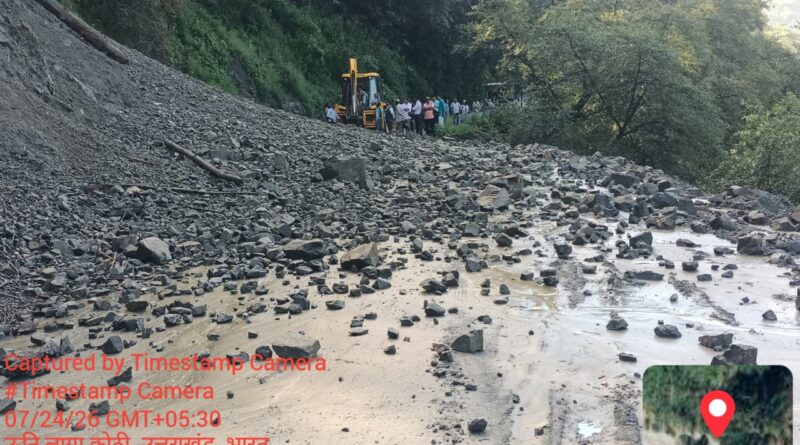 भारी बारिश से थराली क्षेत्र के कई मार्गों पर मलबा और बोल्डर गिरने से यातायात बाधित