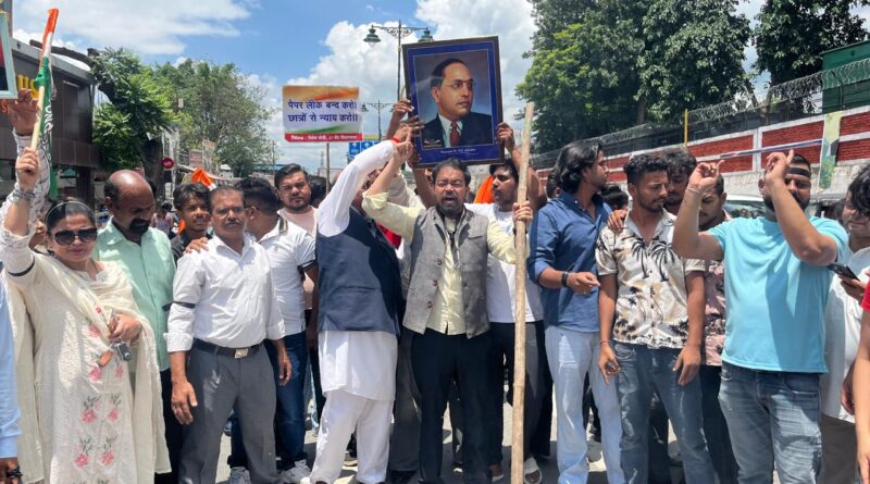 जंतर-मंतर पर प्रदर्शन कर रहे युवाओं के समर्थन में कांग्रेस का प्रदर्शन