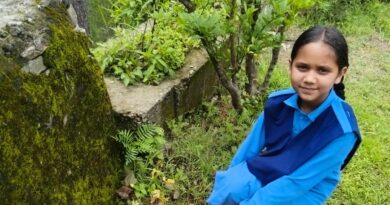 बैगलेस डे पर जनता जूनियर हाईस्कूल विनगढ़ में विद्यार्थियों ने किया वृक्षारोपण