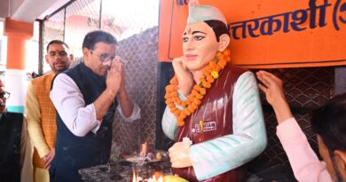 सुमन दिवस पर उत्तरकाशी के हनुमान चौक और कलेक्ट्रेट परिसर में आयोजित किए गए कार्यक्रम
