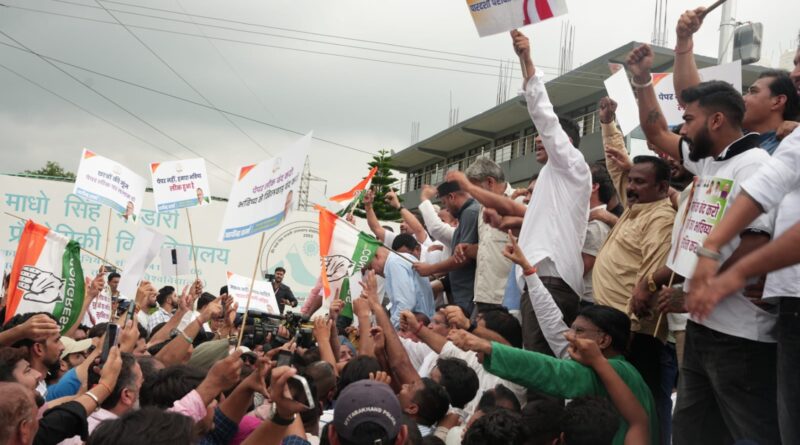 उत्तराखंड तकनीकी विश्वविद्यालय पेपर लीक मामले पर कांग्रेस का प्रदर्शन, मंत्री धन सिंह रावत का पुतला फूंका