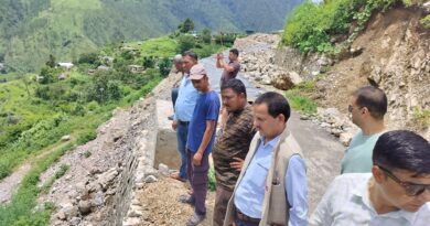 सुयालकोट भूस्खलन और कोटेड़ा आपदा क्षेत्र का पूर्व विधायक डॉ. जीत राम ने किया निरीक्षण
