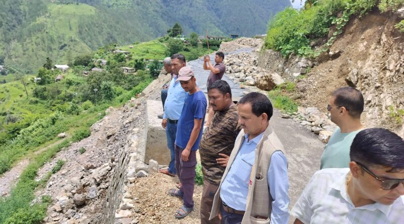 सुयालकोट भूस्खलन और कोटेड़ा आपदा क्षेत्र का पूर्व विधायक डॉ. जीत राम ने किया निरीक्षण