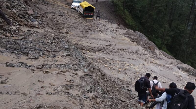 भारी बारिश से राज्य मार्ग बाधित, आठ घंटे बाद यातायात बहाल