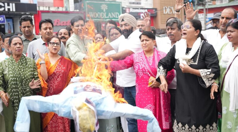 केंद्रीय मंत्री के बयान के विरोध में महिला कांग्रेस का प्रदर्शन, पुतला फूंका