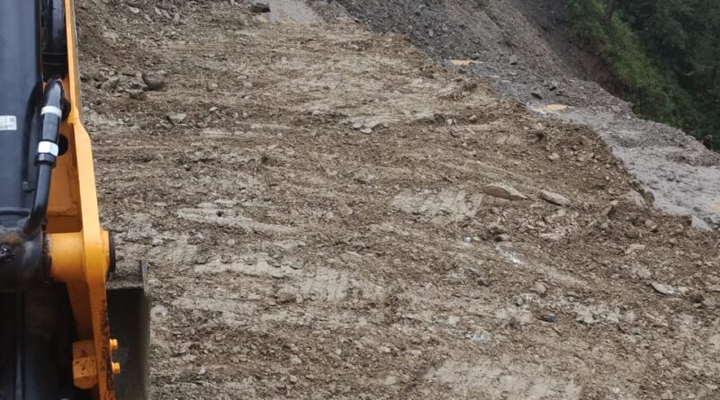 भारी बारिश से थराली क्षेत्र में कई सड़कें अवरुद्ध, देवसारी मार्ग तीसरे दिन भी बंद