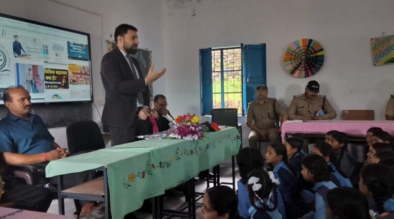 विधिक साक्षरता शिविर में छात्राओं को कानून और साइबर सुरक्षा की जानकारी