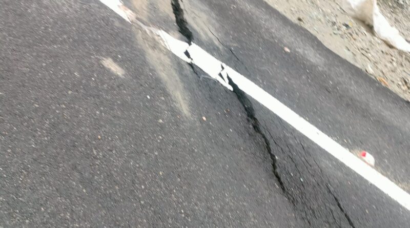 पहली बरसात में ही दरक गया बदरीनाथ मार्ग पर  कमेड़ा का ‘ट्रीटमेंट’, निर्माण गुणवत्ता पर उठे सवाल 