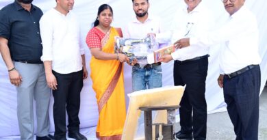 सीएम धामी को सौंपा ज्ञापन, शाम तक मिली सिलाई मशीन