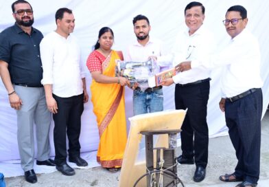 सीएम धामी को सौंपा ज्ञापन, शाम तक मिली सिलाई मशीन सीएम धामी को सौंपा ज्ञापन, शाम तक मिली सिलाई मशीन