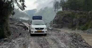 स्यानाचट्टी भूस्खलन: डीएम प्रशांत आर्य के एक्शन के बाद बना वैकल्पिक रास्ता, वाहनों का रेस्क्यू शुरू