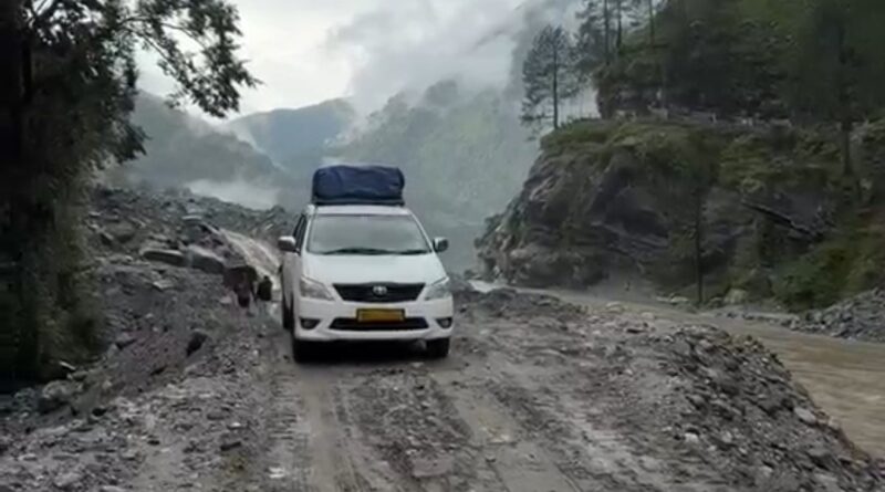 स्यानाचट्टी भूस्खलन: डीएम प्रशांत आर्य के एक्शन के बाद बना वैकल्पिक रास्ता, वाहनों का रेस्क्यू शुरू
