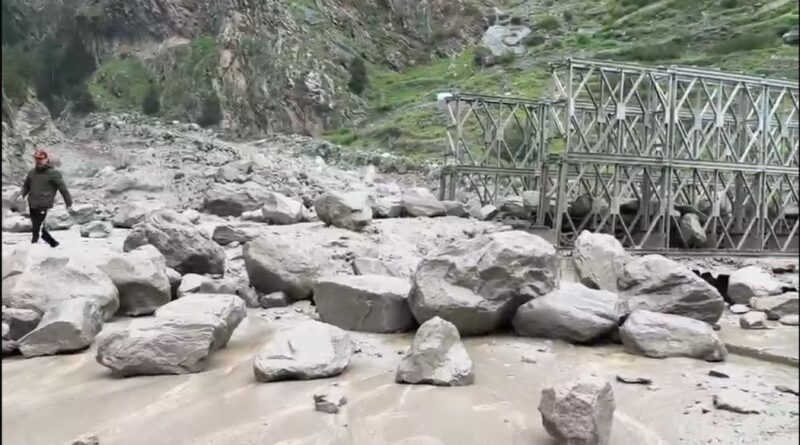 तमक नाले में 120 फीट लंबा मॉड्यूलर पुल बहा, हवलदार पंकज लापता, ज्योतिर्मठ-मलारी मोटर मार्ग पर वाहनों के आवागमन पूरी तरह रोक