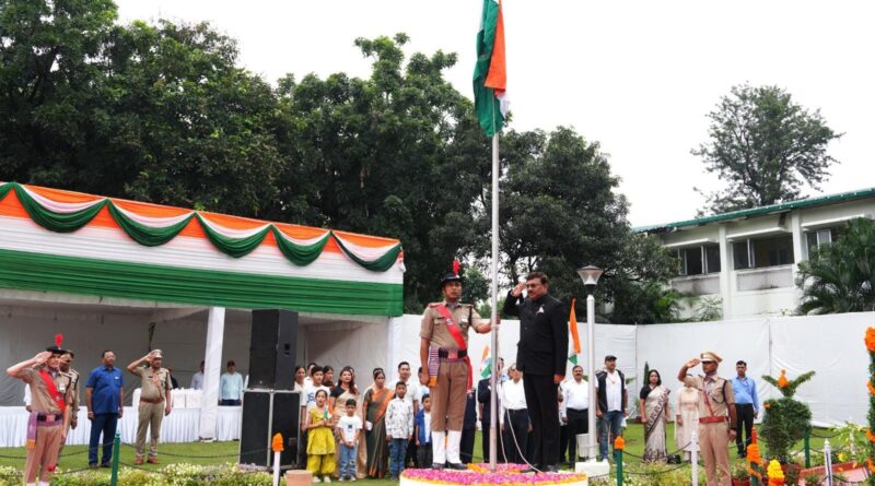 स्वतंत्रता दिवस पर मुख्य सचिव ने सुशासन, विकसित उत्तराखण्ड और हिमालय संरक्षण का लिया संकल्प