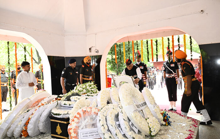 भारतीय सेना ने पूर्व सेना प्रमुख जनरल वी.एन. शर्मा को पूरे सैन्य सम्मान के साथ भावभीनी अंतिम विदाई दी भारतीय सेना ने पूर्व सेना प्रमुख जनरल वी.एन. शर्मा को पूरे सैन्य सम्मान के साथ भावभीनी अंतिम विदाई दी