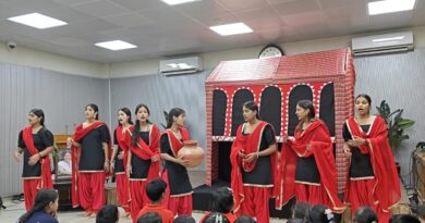 एक लड़की की कहानी” नाटक और राजस्थान की पारंपरिक धागे वाली कठपुतली ने छोड़ी गहरी छाप