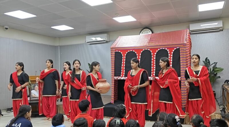 एक लड़की की कहानी” नाटक और राजस्थान की पारंपरिक धागे वाली कठपुतली ने छोड़ी गहरी छाप