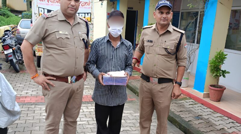 गौचर बाजार में दुकान का ताला तोड़कर चोरी करने वाला शातिर चोर गिरफ्तार, नकदी व पासबुक बरामद