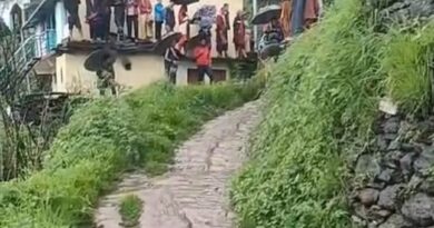 भूस्खलन की जद में किमाणा गांव, 12 दिनों से दहशत में ग्रामीण; रातभर जागकर कर रहे पहरा