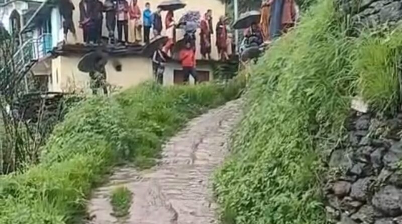 भूस्खलन की जद में किमाणा गांव, 12 दिनों से दहशत में ग्रामीण; रातभर जागकर कर रहे पहरा