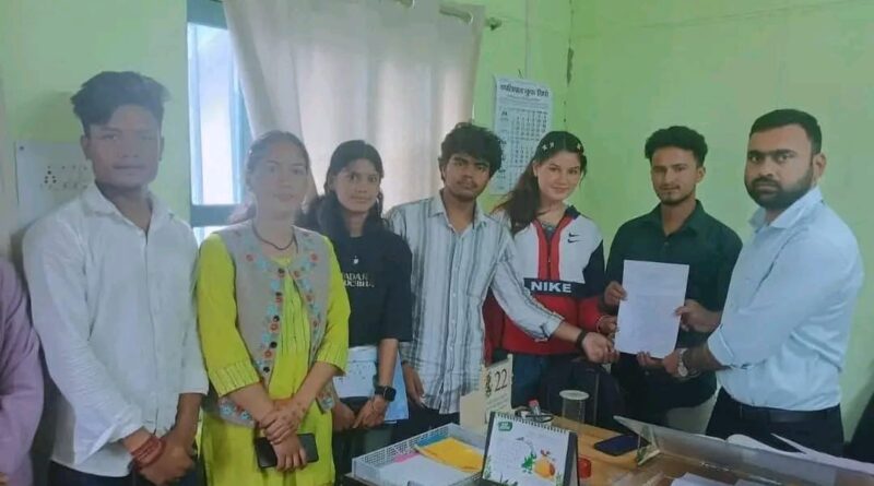 खस्ताहाल सड़कों के सुधार की मांग को लेकर एबीवीपी ने सौंपा ज्ञापन