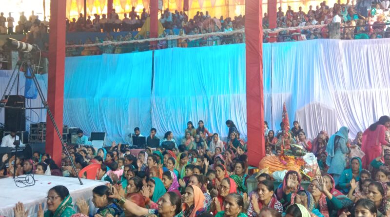 पोखरी में आयोजित शिव महापुराण कथा में उमड़ी श्रद्धालुओं की भीड़