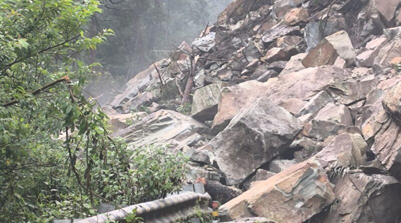 पहाड़ी दरकने से ग्वालदम-सिमली राष्ट्रीय राजमार्ग 12 घंटे से बंद, पिंडर घाटी की बिजली भी ठप